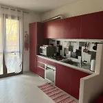 Red House Con Garage Apartment