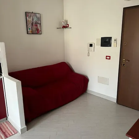 Red House Con Garage Apartment