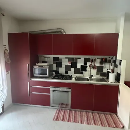 Red House Con Garage Apartment