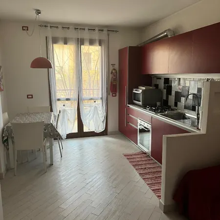 Red House Con Garage Apartment *